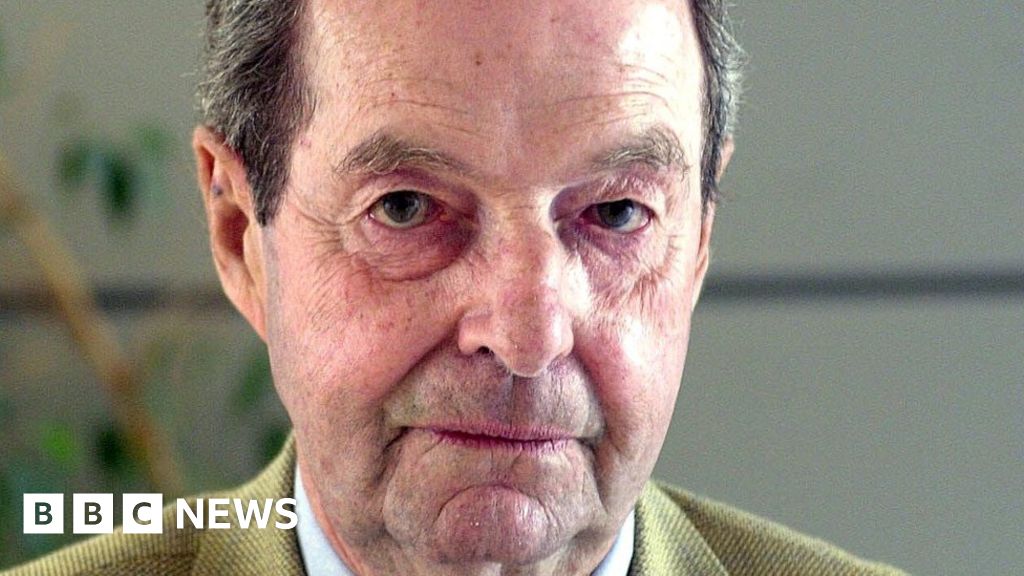Bond Director Guy Hamilton Dies Aged 93 Bbc News 
