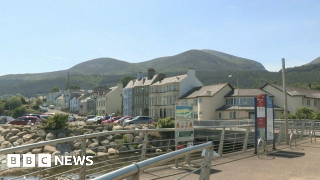 Prison boss defends killers' seaside trip
