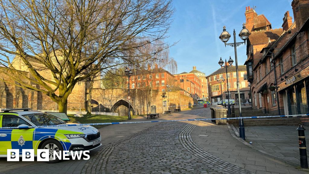 Cordon besar mengelilingi Kastil Nottingham di tengah ‘insiden polisi’