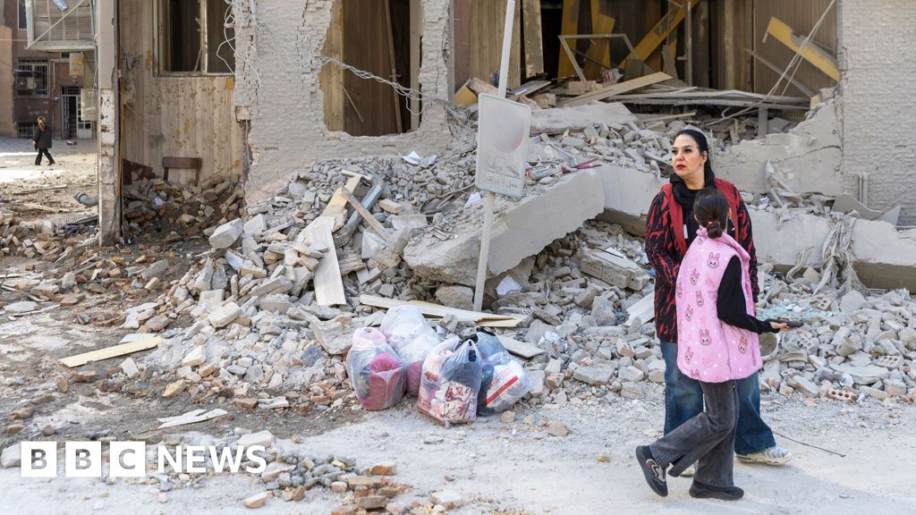 Puntos de control y colas para conseguir pan por todas partes: miedo en Irán a medida que se intensifican los ataques entre Estados Unidos e Israel