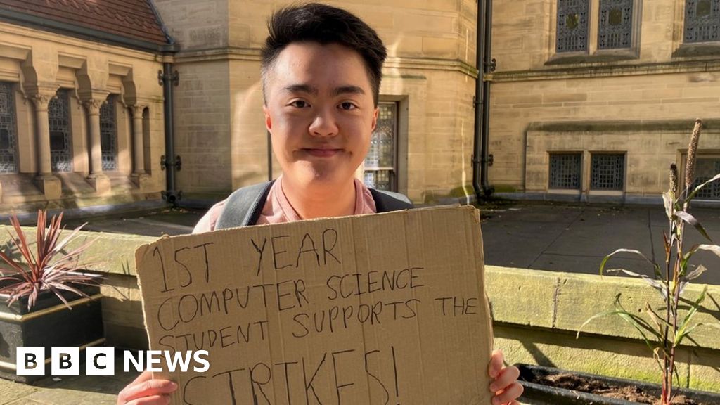 University staff strike disrupts freshers' week - BBC News