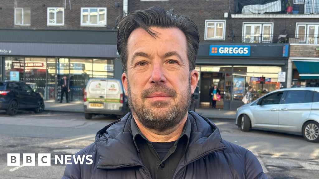 Shop staff threatened with acid attacks by thieves