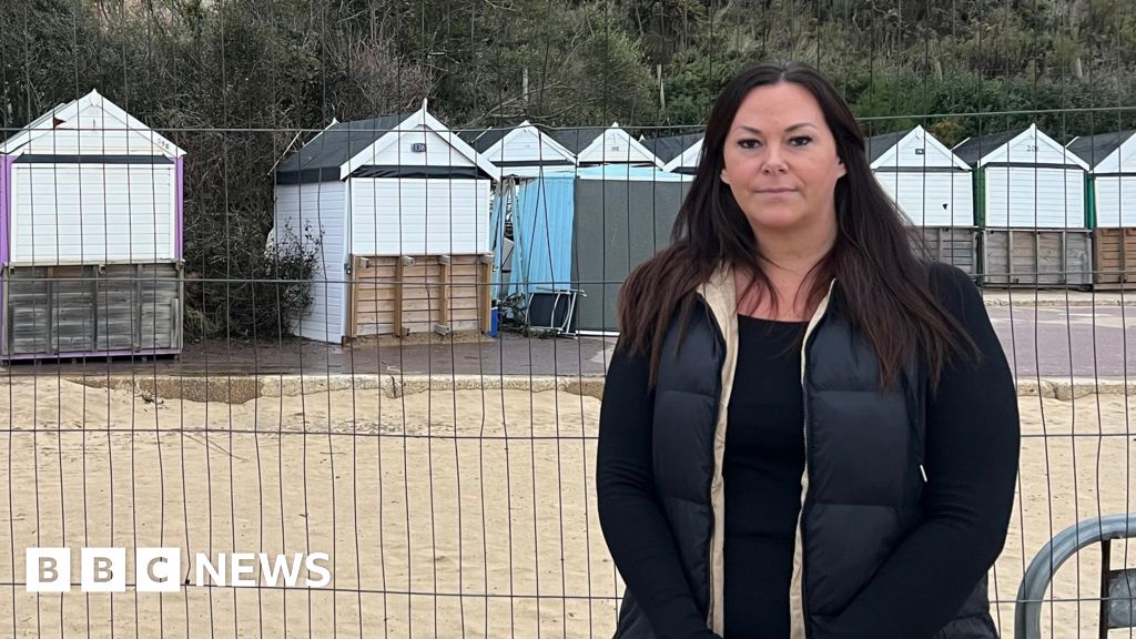 Bourenmouth: Woman has narrow escape as landslip hits beach huts