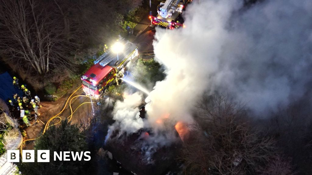 Durrington: Firefighters Tackle Blaze At Thatched Cottage - BBC News