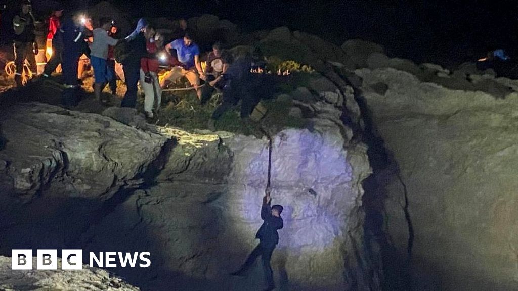 greek-cliff-rescue-in-double-migrant-tragedy-off-lesbos-and-kythira