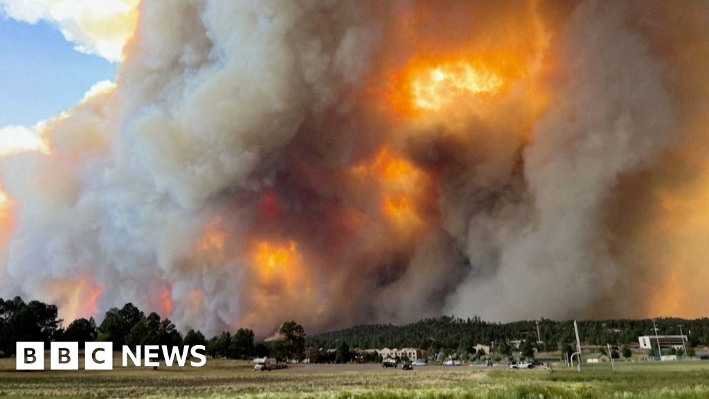 New Mexico wildfire fills residential area with smoke