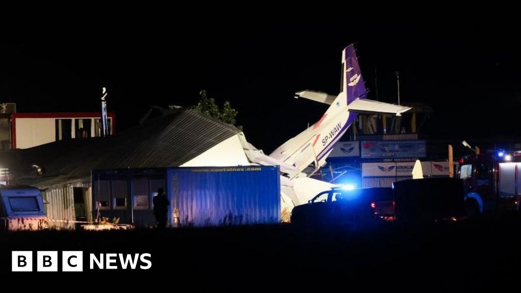 Poland: Plane crash at Chrcynno hangar kills five and injures seven