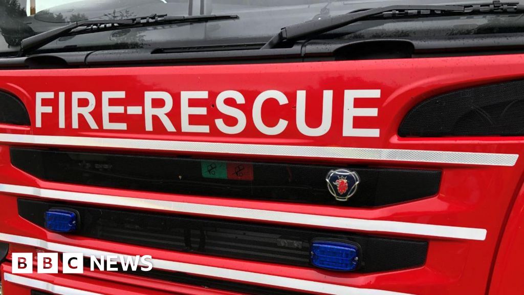 Lorry fire shuts part of M42 in Warwickshire - BBC News