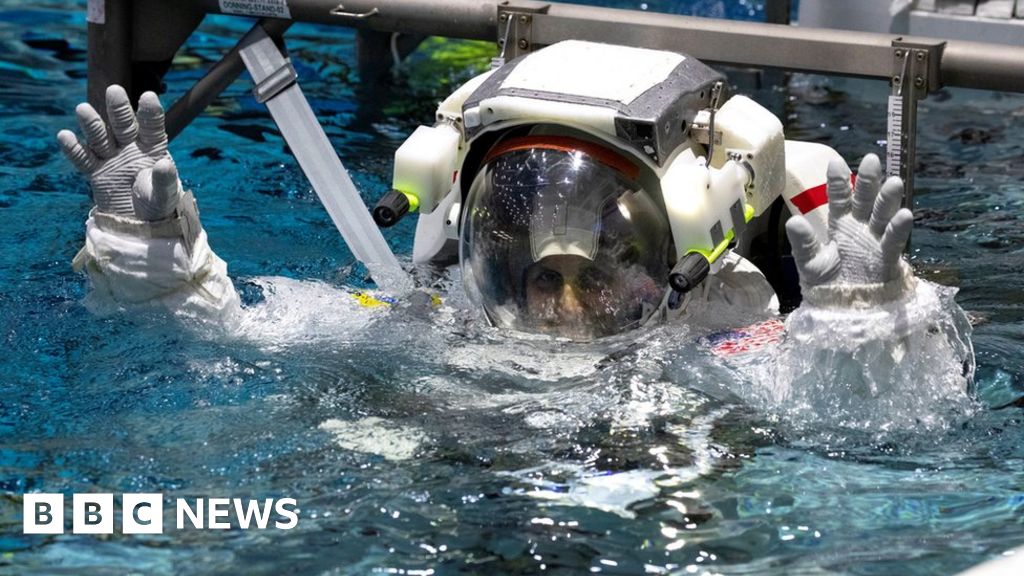 Nasa astronauts train in underwater space station