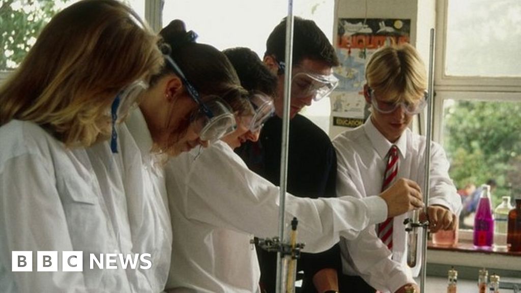 Boris Johnson pledges £3,000 more for maths and science teachers