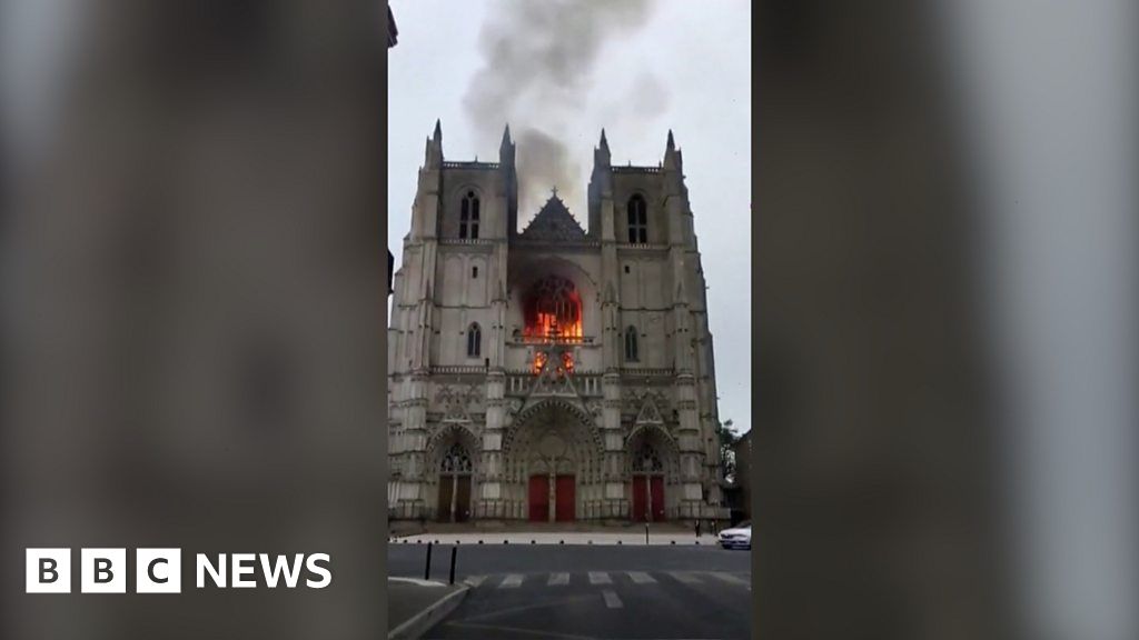 Где находится замок кинель Fire in cathedral - BBC News