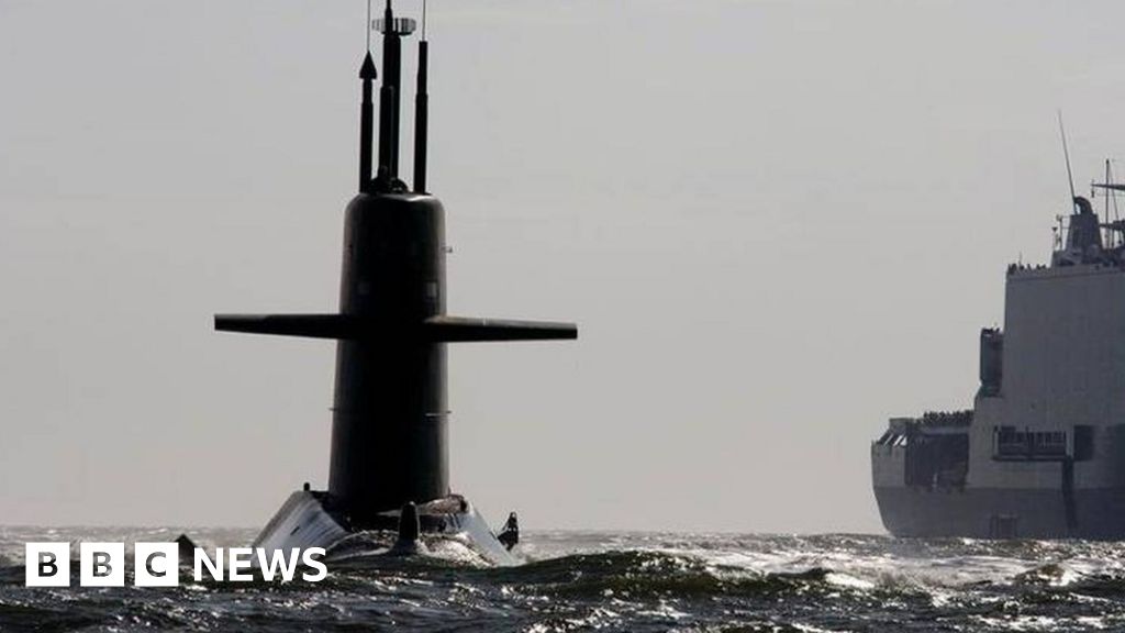 Russia ships 'chase away' Dutch submarine in Mediterranean - BBC News