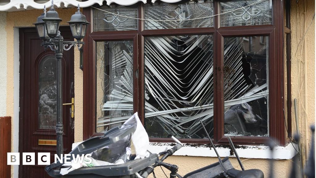 Belfast: Armed gang attacks house and car - BBC News