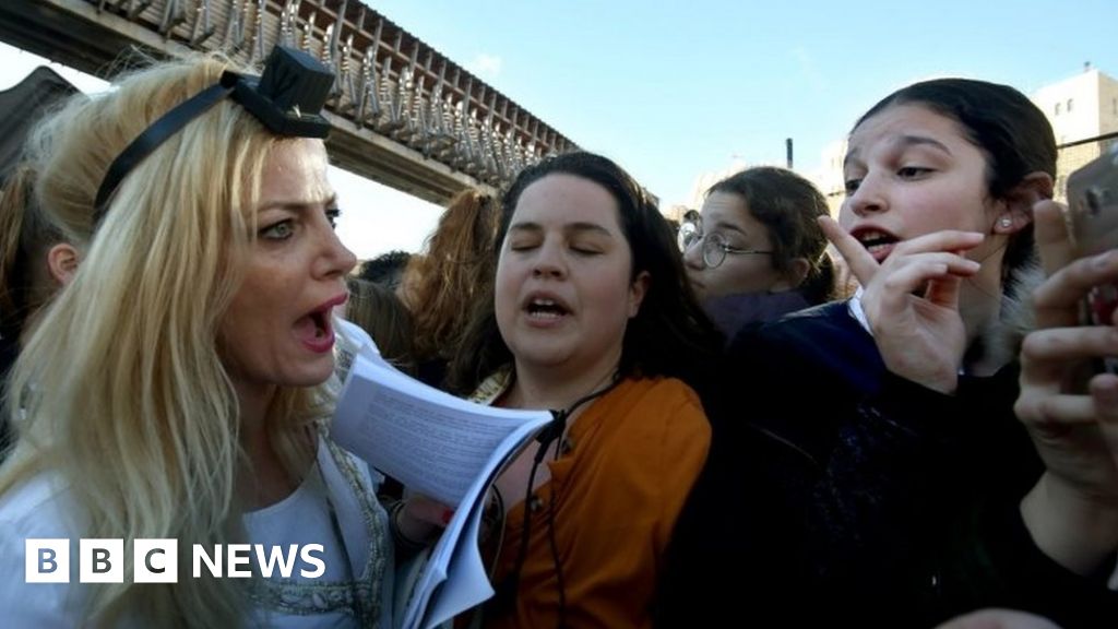 Western Wall Jewish Women Clash Over Prayer Rights