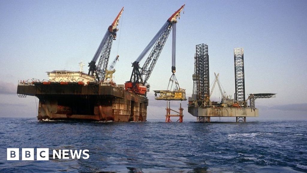 Doniesienia mówią, że rosyjska ropa naftowa trafia do Wielkiej Brytanii przez lukę w rafineriach