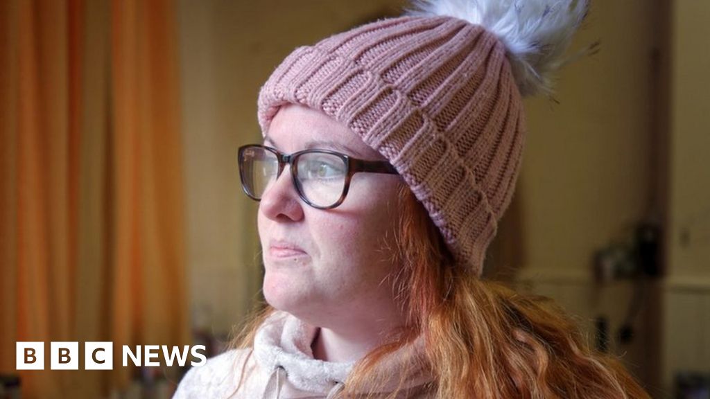 Thorney food bank feels the pinch as shelves run empty - BBC News