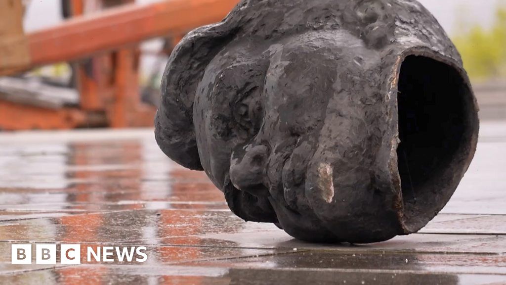 War in Ukraine: Statue of Russian and Ukrainian friendship destroyed