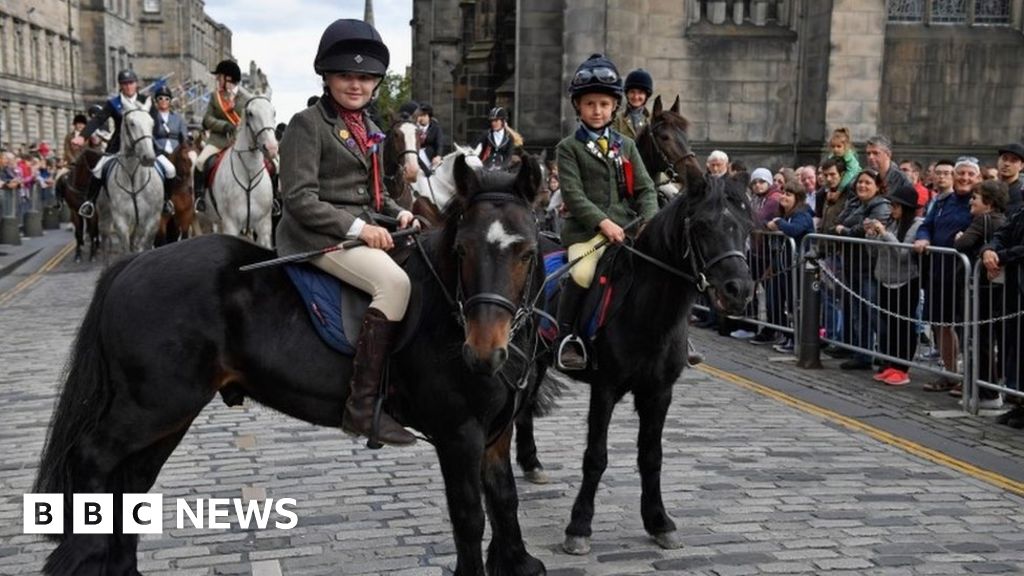 Riding of the Marches Hundreds of horses take to Edinburgh streets