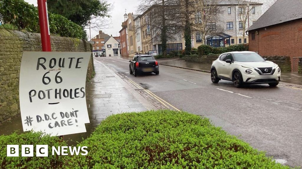 Mystery Daventry Sign Writer 'will Stop If Council Apologises' - Bbc News