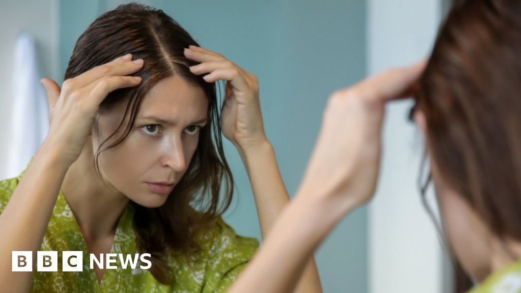 Ученые говорят, что причина седых волос может быть «застряла» в клетках
