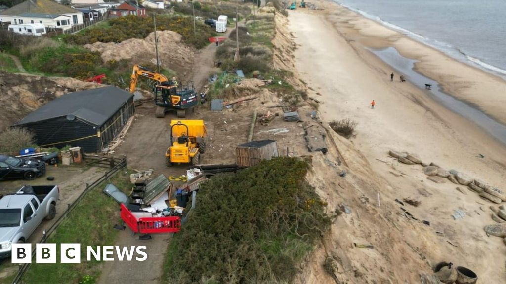 Hemsby erosion: Cliff edge home moved inland – NewsEverything England