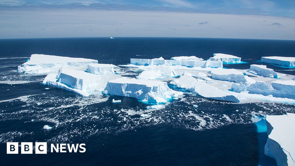 Split signals end for remnant of Antarctic iceberg A68a - BBC News