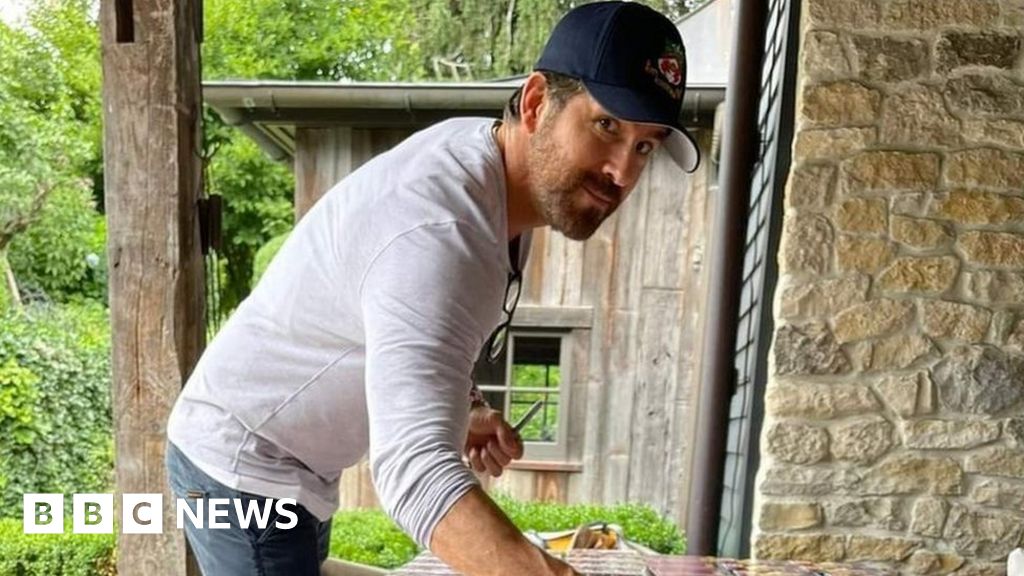 https://ichef.bbci.co.uk/news/1024/branded_news/8BBE/production/_126247753_ryanreynolds2.jpg