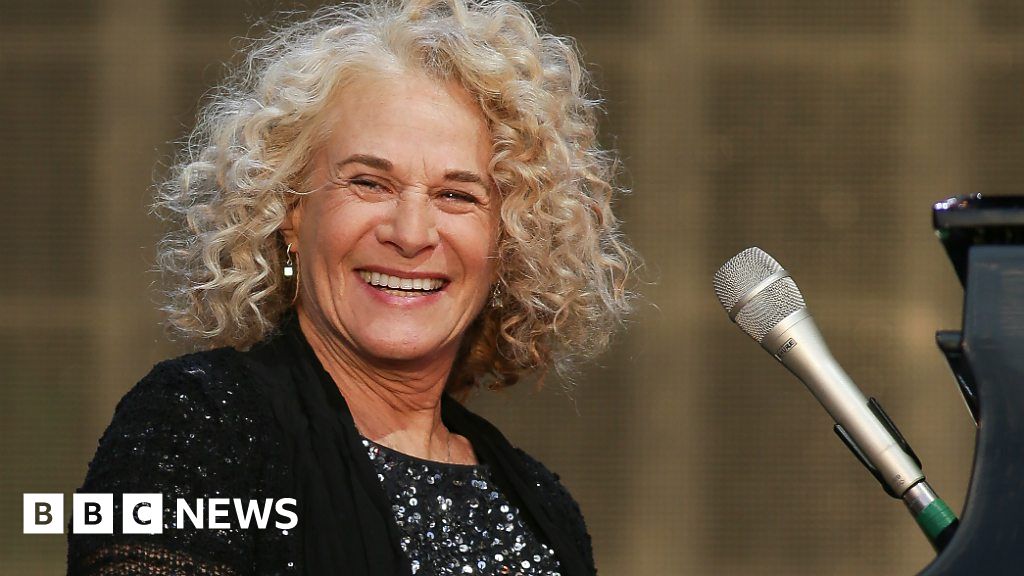 Carole King plays Tapestry in Hyde Park BBC News