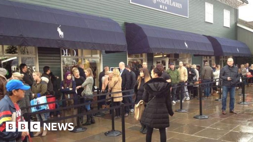 Black Friday Bicester Village queues 'surprisingly short' BBC News
