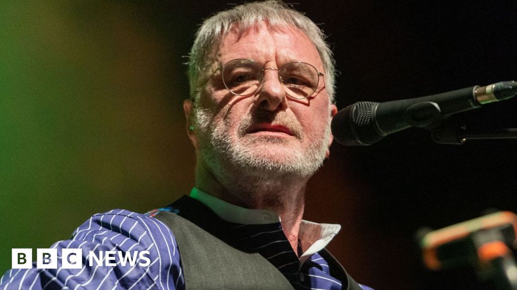 وفاة مغني فرقة كوكني ريبل ستيف هارلي عن عمر يناهز 73 عاماً