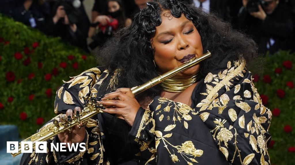 Lizzo plays the 200-year-old flute owned by the former US president