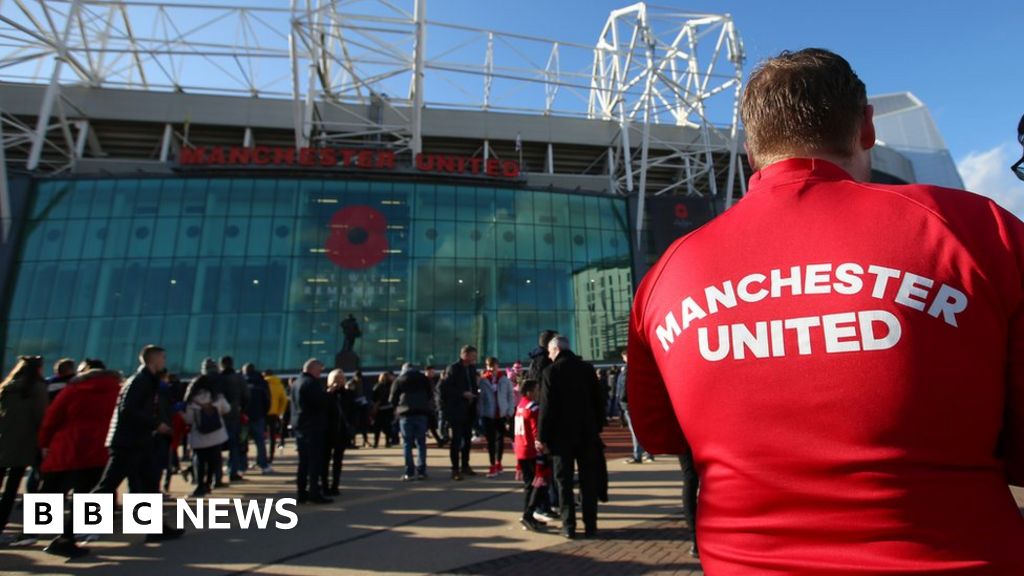 Old Trafford bus service scrapped after 'Man Utd fans assaulted inspectors' - BBC News