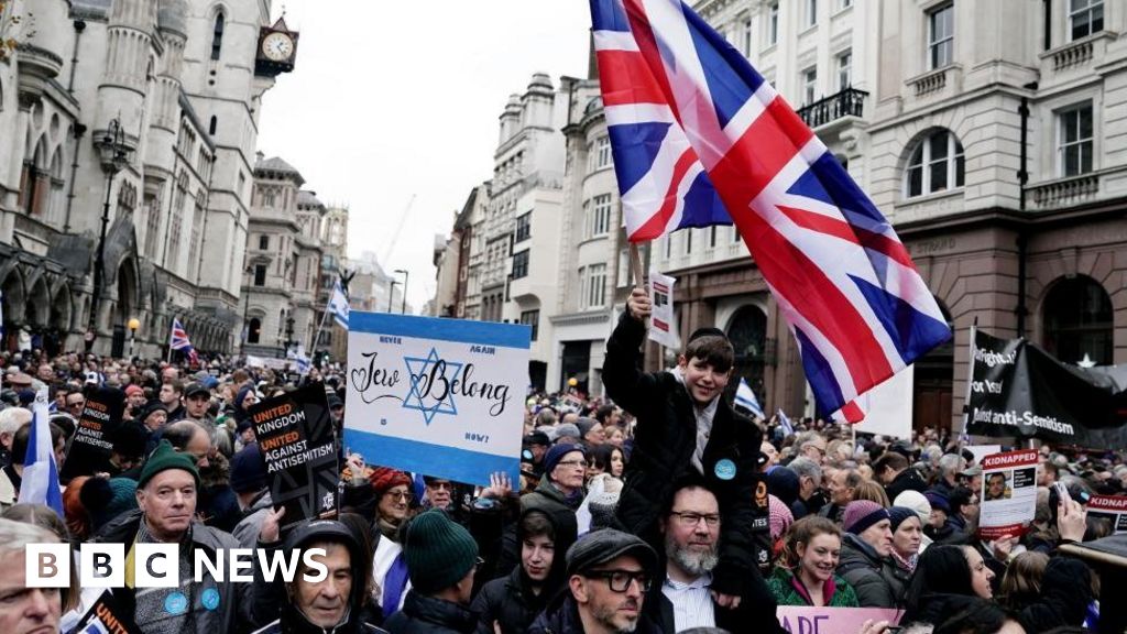 Tūkstošiem cilvēku protestē pret antisemītismu Londonā
