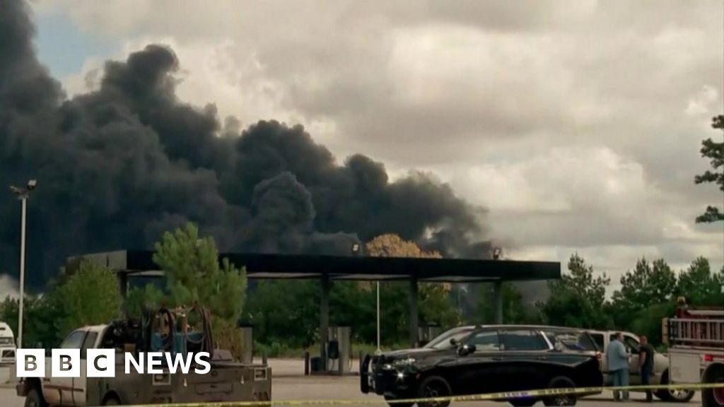 Мащабна експлозия в завод за химикали в Тексас рани един