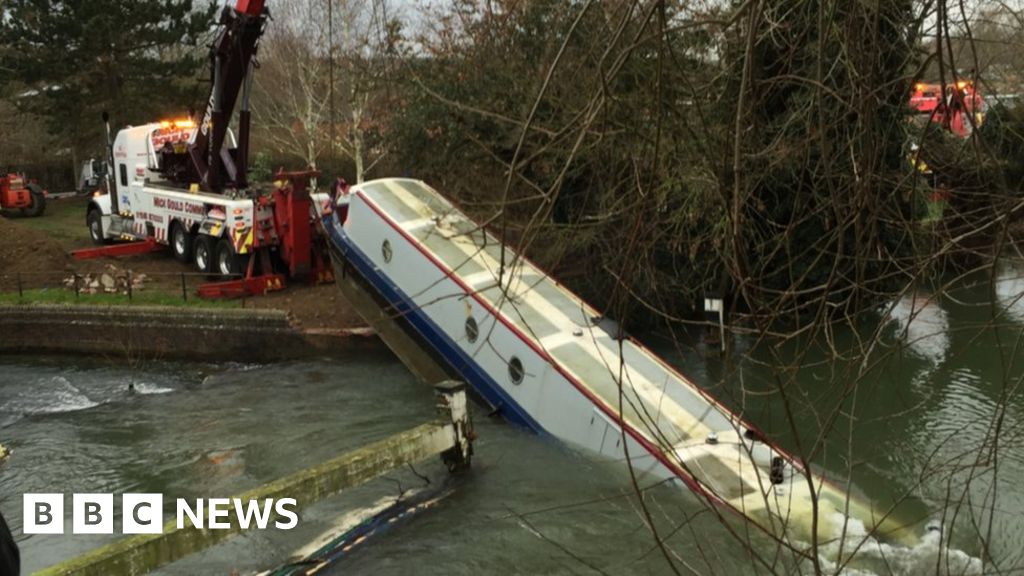 Stranded Oxford narrow boat lifted from Thames by crane ...