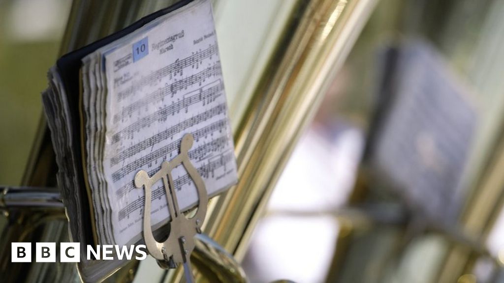 Brass Bands England urges groups to modernise to survive - BBC News