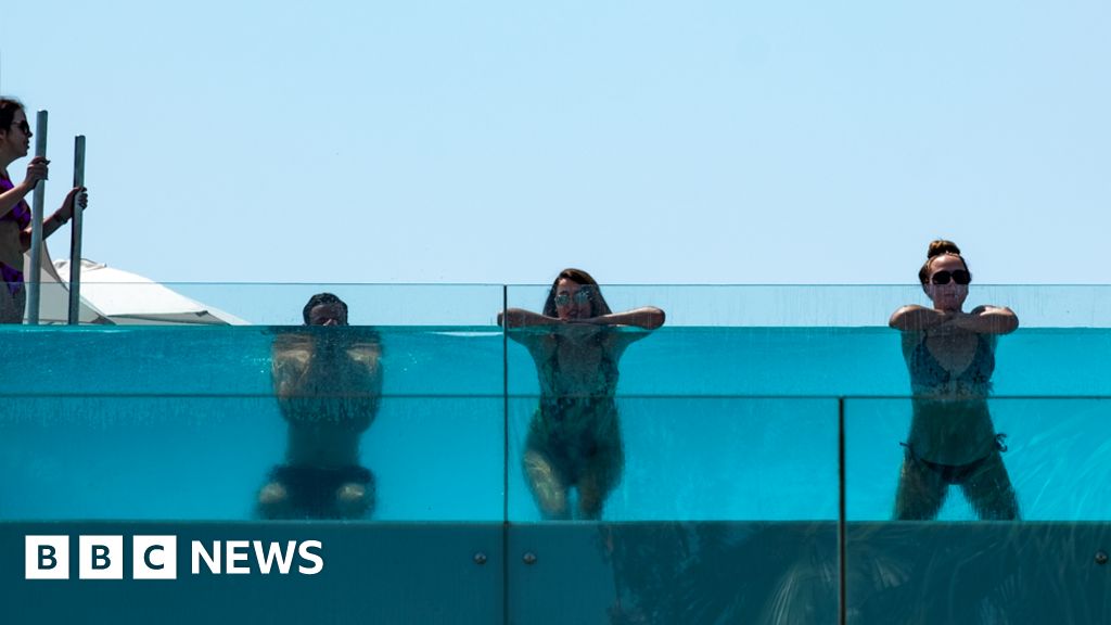 Spanish swimming pools in Catalonia told not to ban topless bathing