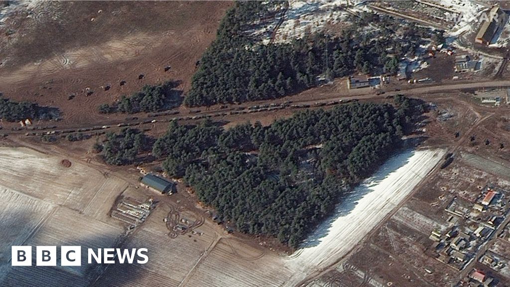 Ukraine war: Large Russian convoy redeploys near Kyiv - satellite images