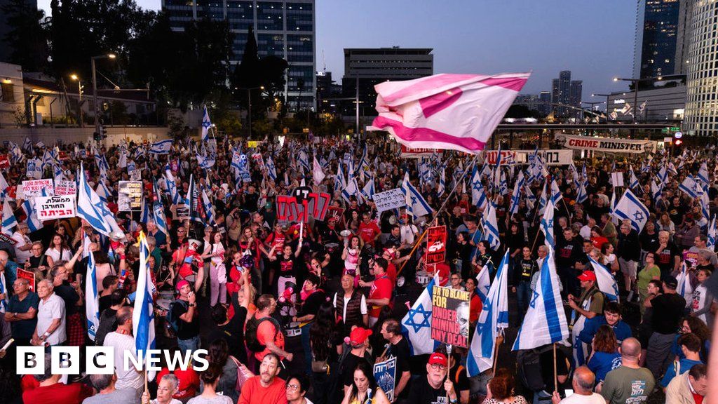 الحرب بين إسرائيل وغزة: عشرات الآلاف يتظاهرون من أجل صفقة الرهائن مع استمرار محادثات وقف إطلاق النار في غزة