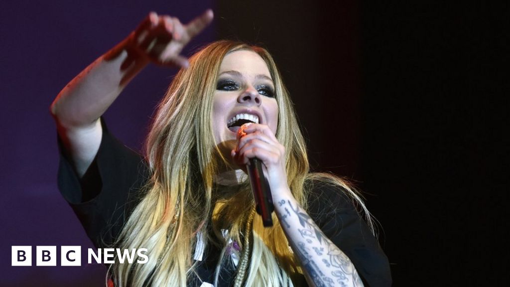 Avril Lavigne: ‘I still do the groceries’