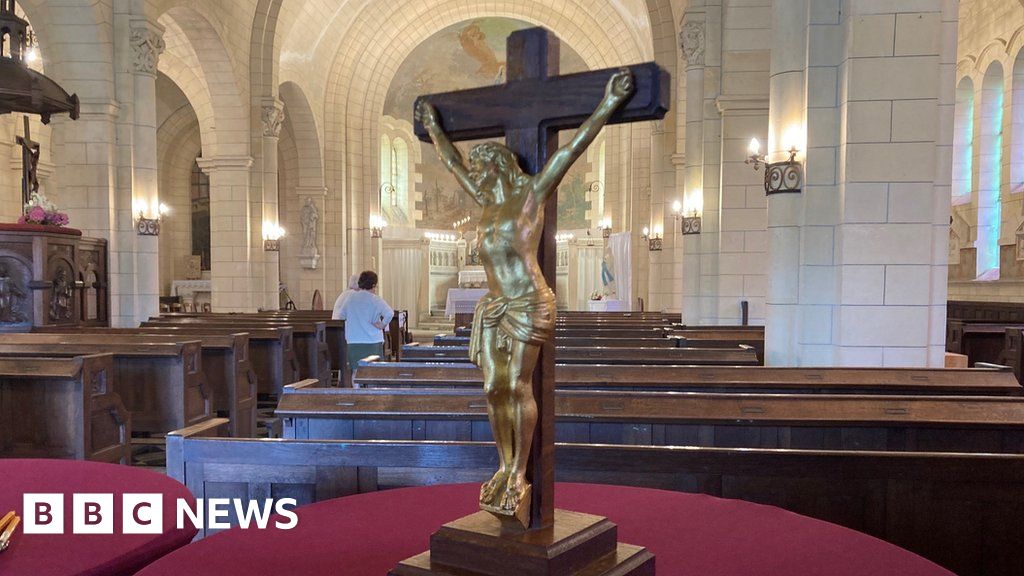 Crucifix returned from England to France after 107 years