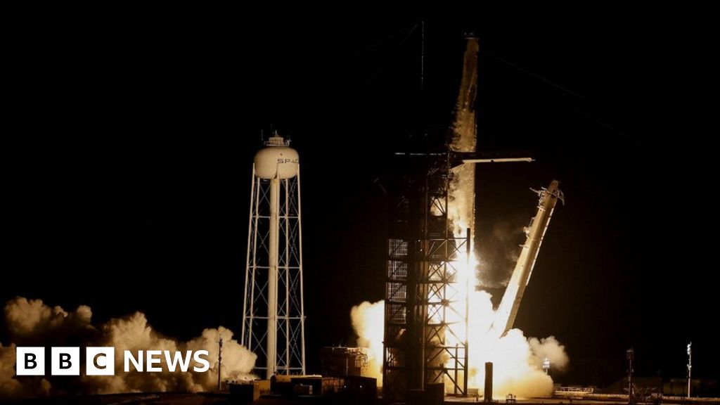 Ракета на SpaceX превозваща трима американски астронавти и един руски