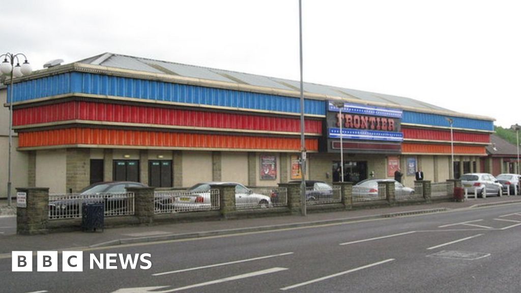 Final night at Batley Variety Club ahead of gym conversion BBC News