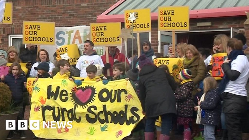 Hundreds rally over Northumberland schools closure threat