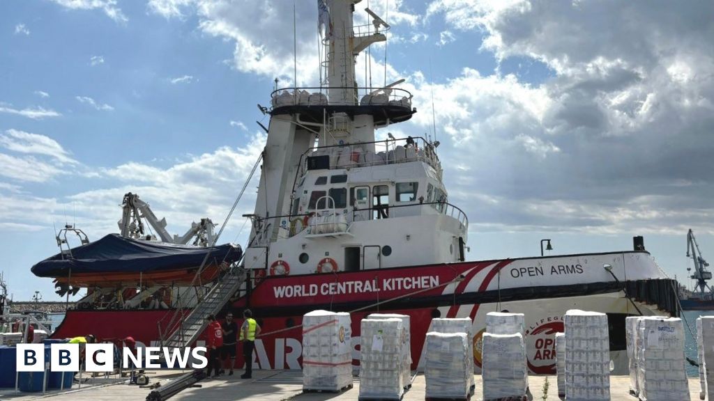 سفينة المساعدات الإنسانية إلى غزة تبحر من قبرص