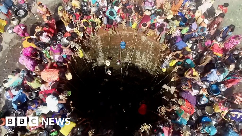 Eau de l’Inde : des centaines de personnes se bousculent pour atteindre le puits