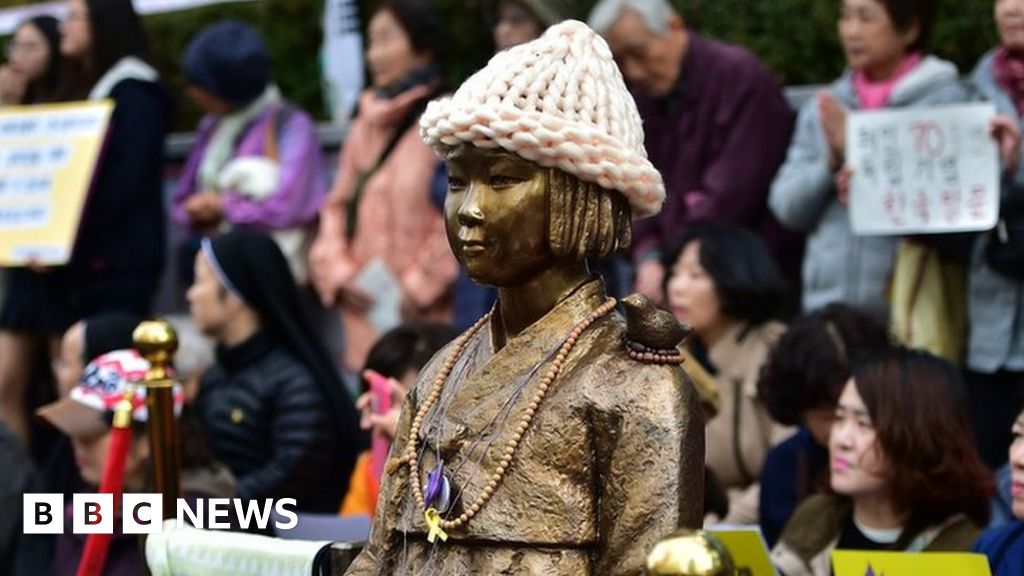 Japan and South Korea agree WW2 'comfort women' deal - BBC News