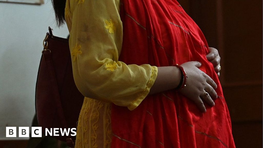 Служба за работа за бременни в цяла Индия: Индийските мъже, които се хванаха на измамата