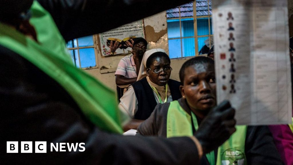 Kenya Election 2017: Kenyatta Ahead As Votes Counted - BBC News