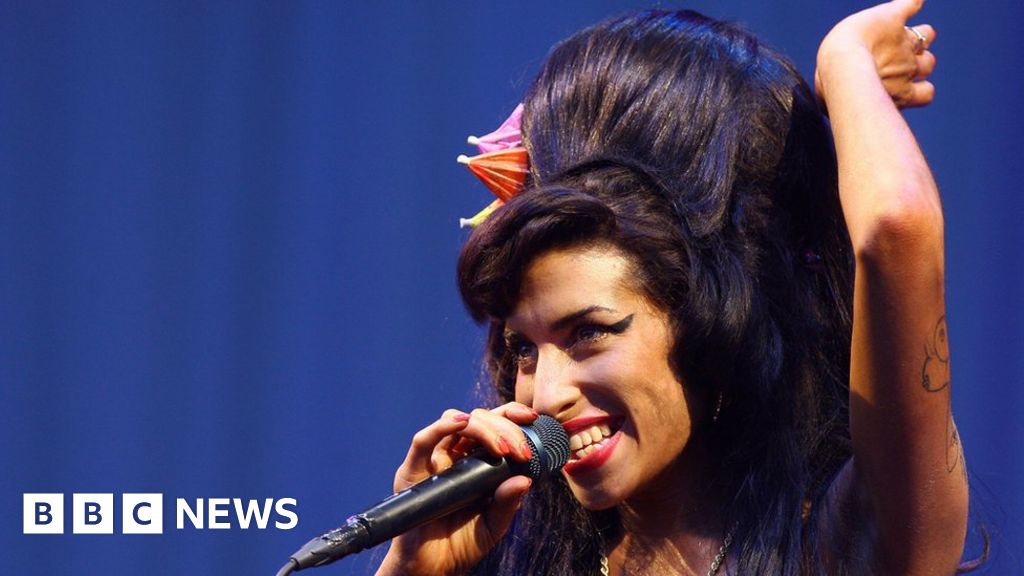 Creator of 'beehive' hairstyle dies aged 98 - BBC News